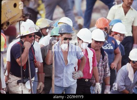 Brownsville Texas USA, juillet 8,1988 : des sauveteurs volontaires peignent les décombres du magasin Amigo dans le centre-ville de Brownsville. De fortes pluies ont provoqué l'effondrement du bâtiment, tuant 14 personnes. Les ingénieurs ont déterminé que la construction défectueuse sur un ajout de troisième étage était la cause de l'effondrement. ©Bob Daemmrich Banque D'Images