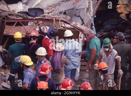 Brownsville Texas USA, juillet 8,1988 : des sauveteurs volontaires peignent les décombres du magasin Amigo dans le centre-ville de Brownsville. De fortes pluies ont provoqué l'effondrement du bâtiment, tuant 14 personnes. Les ingénieurs ont déterminé que la construction défectueuse sur un ajout de troisième étage était la cause de l'effondrement. ©Bob Daemmrich Banque D'Images