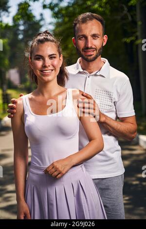 Couple d'amour caucasien attrayant posant pour l'appareil photo à l'extérieur Banque D'Images