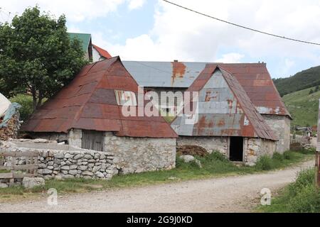 Maisons en pierre à Lukomir, village isolé de Bosnie-Herzégovine à 1495 mètres au-dessus du niveau de la mer Banque D'Images