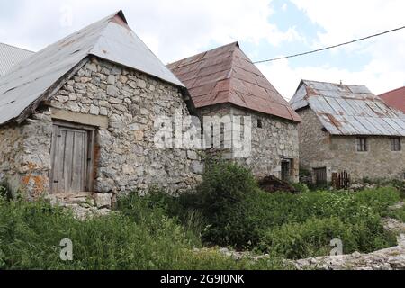 Maisons en pierre à Lukomir, village isolé de Bosnie-Herzégovine à 1495 mètres au-dessus du niveau de la mer Banque D'Images