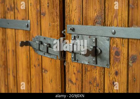 Ancienne porte en bois avec serrures anciennes en argent Banque D'Images