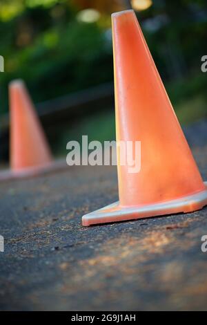 cônes de signalisation orange sur la rue verticale Banque D'Images