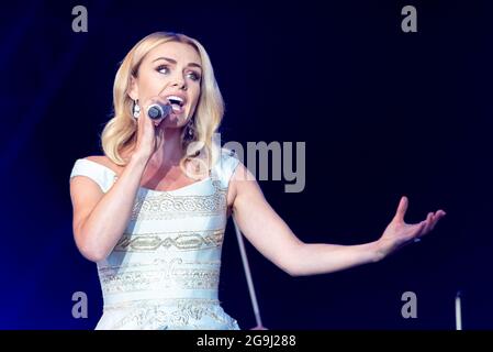 Katherine Jenkins en scène à Maldon, Essex, Royaume-Uni. Chanteuse d'opéra galloise chantant avec le London concert Orchestra après la liberté de COVID Banque D'Images