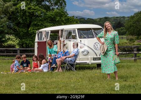 Famille à Woodfire Camping près de Petworth dans West Sussex avec un 1966 rétro VW campervan, Angleterre, Royaume-Uni Banque D'Images