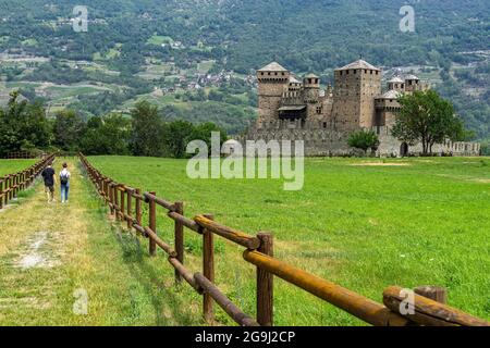 Sentier pittoresque le long du château de Fenis, l'un des châteaux les plus visités de la vallée d'Aoste, en Italie Banque D'Images