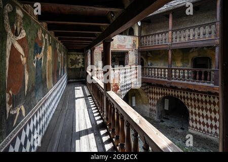 Cour intérieure du château de Fenis avec des fresques médiévales décorant les murs. Fenis, Vallée d'Aoste, Italie, juin 2021 Banque D'Images