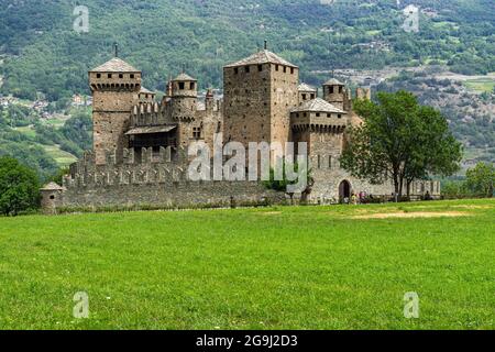 Vue sur le château de Fenis, célèbre château médiéval de la vallée d'Aoste et l'une des principales attractions touristiques de la région Banque D'Images