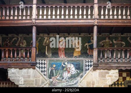 Cour intérieure du château de Fenis avec des fresques médiévales décorant les murs. Fenis, Vallée d'Aoste, Italie, juin 2021 Banque D'Images