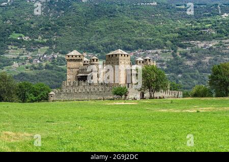 Vue sur le château de Fenis, célèbre château médiéval de la vallée d'Aoste et l'une des principales attractions touristiques de la région Banque D'Images