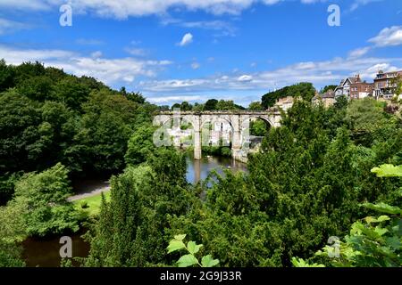 Le viaduc de Knaresborough, la rivière Nidd et le vieux manoir à travers l'arcade centrale. Banque D'Images