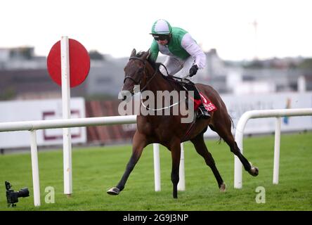 Zero Ten et P W Mullins rentrent chez eux pour gagner le Monami Construction (Q.R.) Jeune fille au cours de la journée d'ouverture du festival d'été 2021 des courses de Galway à l'hippodrome de Galway. Date de la photo: Lundi 26 juillet 2021. Voir PA Story RACING Galway. Le crédit photo devrait se lire comme suit : Niall Carson/PA Wire. RESTRICTIONS : l'utilisation est soumise à des restrictions. Utilisation éditoriale uniquement, aucune utilisation commerciale sans le consentement préalable du détenteur des droits. Banque D'Images