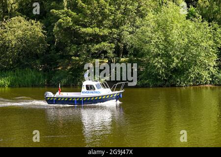 Chester, Cheshire, Angleterre - juillet 2021 : petit bateau à moteur de patrouille fluviale sur la rivière Dee, qui traverse Chester. Banque D'Images