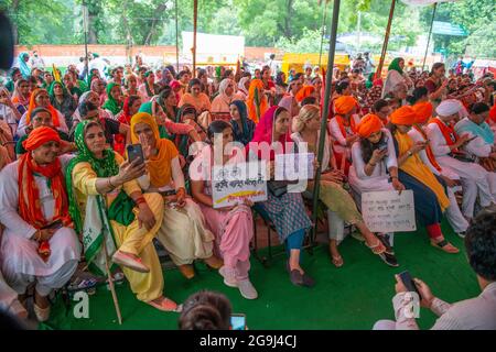 New Delhi, Inde. 26 juillet 2021. Les femmes tiennent des pancartes pendant l'actuelle « All Women Kisan Sansad » à Jantar Mantar à New Delhi.les femmes protestataires ont commencé le « Kisan Sansad (Parlement des agriculteurs) au Jantar Mantar lundi alors que l'agitation contre les trois lois agricoles centrales entrait dans ses huit mois. Aujourd'hui, le Mahila Kisan Sansad réfléchit sur les rôles clés que jouent les femmes dans l'agriculture indienne, ainsi que sur leur rôle critique dans le mouvement en cours. Crédit : SOPA Images Limited/Alamy Live News Banque D'Images