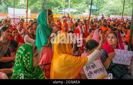 New Delhi, Inde. 26 juillet 2021. Les femmes protestataires partagent leur point de vue devant le « All Women Kisan Sansad » en cours à Jantar Mantar à New Delhi. Les femmes protestataires ont commencé le « Kisan Sansad (Parlement des agriculteurs) au Jantar Mantar lundi alors que l'agitation contre les trois lois agricoles centrales entrait en huit mois. Aujourd'hui, le Mahila Kisan Sansad réfléchit sur les rôles clés que jouent les femmes dans l'agriculture indienne, ainsi que sur leur rôle critique dans le mouvement en cours. Crédit : SOPA Images Limited/Alamy Live News Banque D'Images