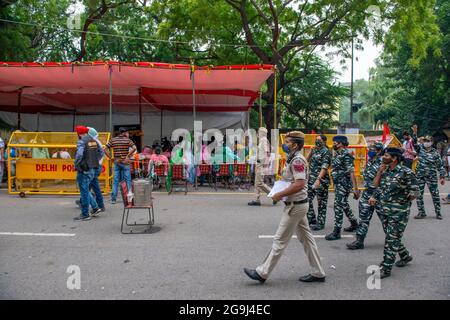 New Delhi, Inde. 26 juillet 2021. La police de Delhi et d'autres troupes paramilitaires s'assurent de la présence de « toutes les femmes Kisan Sansad » à Jantar Mantar, New Delhi. Les femmes protestataires ont commencé le « Kisan Sansad (Parlement des agriculteurs) » au Jantar Mantar lundi alors que l'agitation contre les trois lois agricoles centrales entrait en huit mois. Aujourd'hui, le Mahila Kisan Sansad réfléchit sur les rôles clés que jouent les femmes dans l'agriculture indienne, ainsi que sur leur rôle critique dans le mouvement en cours. Crédit : SOPA Images Limited/Alamy Live News Banque D'Images