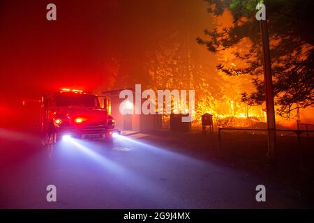 A CalFire Engine se trouve à la caserne de pompiers de Jamison creek près de Santa Cruz tandis que le complexe CZU Wildfire brûle à travers les montagnes de Santa Cruz. Banque D'Images