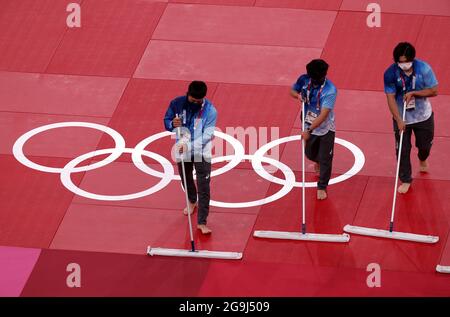 Tokio, Japon. 26 juillet 2021. Judo: Olympia, dans la salle des arts martiaux Nippon Budokan. Le tapis est préparé pour les combats. Credit: Friso Gentsch/dpa/Alay Live News Banque D'Images