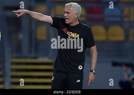 Frosinone, Italie. 25 juillet 2021. José Mourinho entraîneur de AS Roma pendant le match de football amical d'avant-saison entre AS Roma et Debrecen au stade Benito Stirpe à Frosinone (Italie), le 25 juillet 2021. Photo Andrea Staccioli/Insidefoto crédit: Insidefoto srl/Alamy Live News Banque D'Images