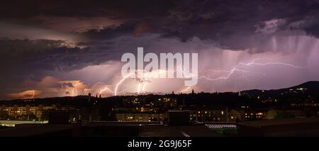 Tempête sur Vienne avec beaucoup de foudre. Banque D'Images