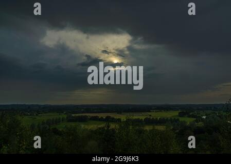 Avon Valley, Fordingbridge, New Forest, Hampshire, 26 juillet 2021, Météo au Royaume-Uni : des nuages d'orage spectaculaires se délassent dans la région le soir, donnant une pluie orageux et des grondements de tonnerre. Les perspectives restent instables avec les prévisions de averses lourdes et lentes pour demain. Crédit : Paul Biggins/Alamy Live News Banque D'Images