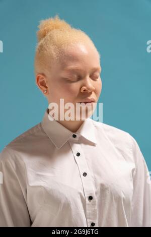 Studio portrait de femme albino en chemise blanche Banque D'Images