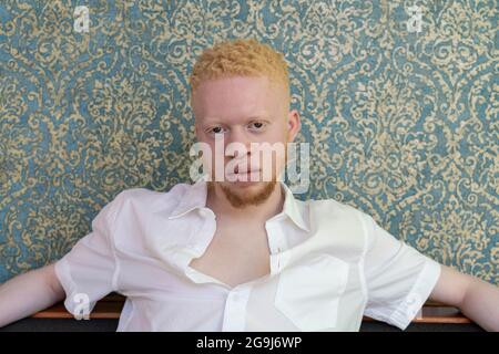 Allemagne, Cologne, Portrait de l'homme albino en chemise blanche Banque D'Images