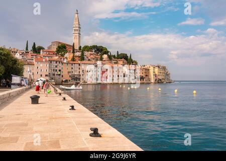 Croatie, Istrie, Rovinj, Vieille ville avec l'église Saint-Euphemia et la promenade Banque D'Images