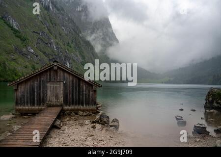 Allemagne, Bavière, Pier avec ancien bâtiment en bois sur Obersee Banque D'Images