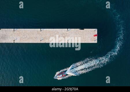 Croatie, Istrie, Rovinj, vue aérienne du quai et du bateau à moteur Banque D'Images