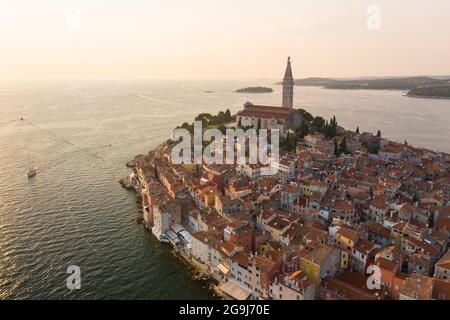 Croatie, Istrie, Rovinj, vue aérienne de la vieille ville avec l'église Saint-Euphemia Banque D'Images