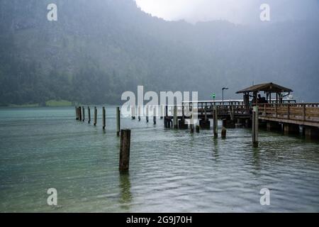 Allemagne, Bavière, Pier sur Koenigsee dans le parc national de Berchtesgaden Banque D'Images