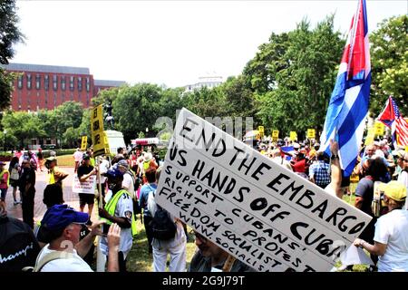 25 juillet 2021-Washington, DC. États-Unis - mettre fin à la protestation contre l'embargo en dehors de l'appel de Whitehouse au président Biden et aux États-Unis de lever l'embargo sur Cuba maintenant! Les membres du groupe Code Pink et l'un de ses fondateurs, Medea Benjamin, qui a pris la parole au rassemblement étaient également présents. Credit Mark Apollo/Alamy Livenews Banque D'Images