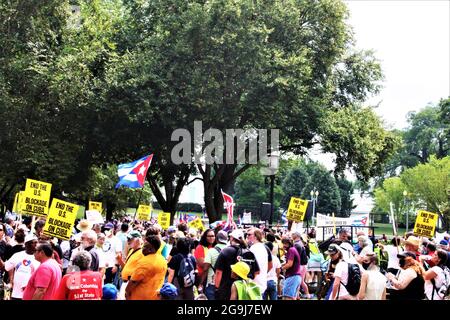 25 juillet 2021-Washington, DC. États-Unis - mettre fin à la protestation contre l'embargo en dehors de l'appel de Whitehouse au président Biden et aux États-Unis de lever l'embargo sur Cuba maintenant! Les membres du groupe Code Pink et l'un de ses fondateurs, Medea Benjamin, qui a pris la parole au rassemblement étaient également présents. Credit Mark Apollo/Alamy Livenews Banque D'Images