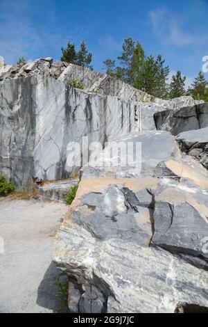 Vue sur l'ancienne carrière de marbre en journée. Photo du paysage vertical du Karélien prise à Ruskeala, Carélie, Russie Banque D'Images