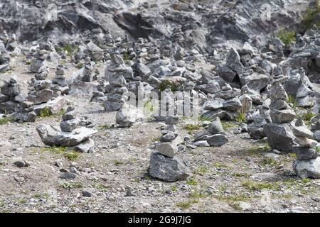 Une grande partie de Cairns en pierre dans une ancienne carrière de marbre à Ruskeala, Karelia, Russie Banque D'Images