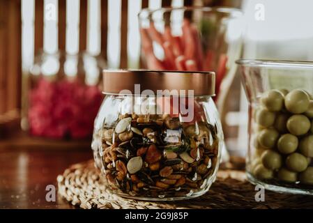 Pot de bonbons et de noix sur la table Banque D'Images