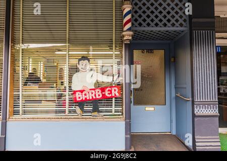 Colfax, Washington, États-Unis. 22 mai 2021. Un petit salon de coiffure de ville dans les collines de Palouse de Washington. Banque D'Images