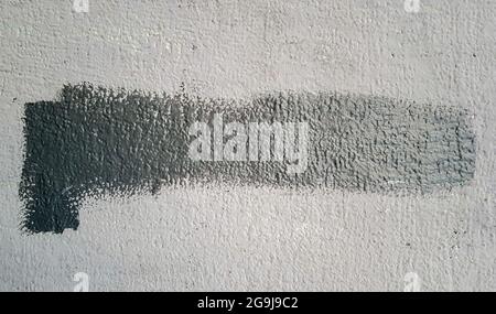 Mur en béton gris. Gros gros coups de peinture sur la surface de la maison. Gros plan. Arrière-plan classique. Copier l'espace. Placer pour le texte Banque D'Images
