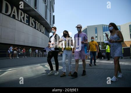 Londres, Royaume-Uni. 18 juillet 2021. Les personnes portant un masque facial se promeunaient devant la devise de Tottenham, « To Dare is to do », alors qu'elles arrivent pour la vaccination Covid-19 au stade Tottenham Hotspur, dans le nord de Londres. (Photo de Dinendra Haria /SOPA Images/Sipa USA) crédit: SIPA USA/Alay Live News Banque D'Images