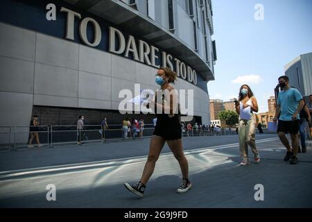 Londres, Royaume-Uni. 18 juillet 2021. Les personnes portant un masque facial se promeunaient devant la devise de Tottenham, « To Dare is to do », alors qu'elles arrivent pour la vaccination Covid-19 au stade Tottenham Hotspur, dans le nord de Londres. (Image de crédit : © Dinendra Haria/SOPA Images via ZUMA Press Wire) Banque D'Images