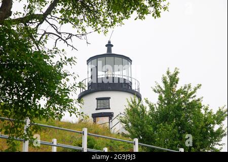 Owls Head Light (1825 - aujourd'hui tour 1856) un matin brumeux à Owls Head, Maine, Etats-Unis Banque D'Images