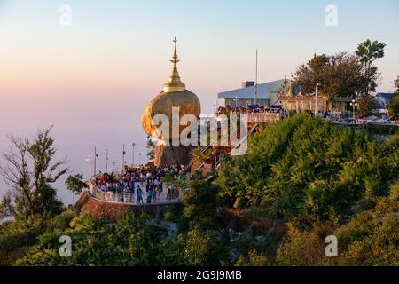 Site de pèlerinage sacré très visité le Rocher d'or de la Pagode de Kyaikhtiyo au Myanmar Banque D'Images