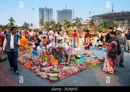KOLKATA, BENGALE-OCCIDENTAL , INDE - DÉCEMBRE 14th 2013 : œuvres d'art artisanales, exposées à la vente lors de la foire de l'artisanat à Kolkata. Banque D'Images