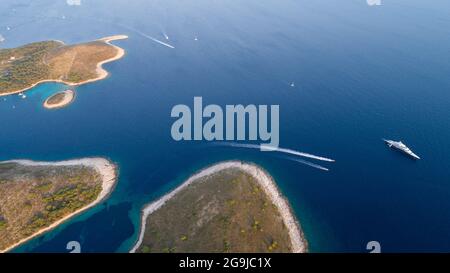 Vue aérienne des îles Pakleni Otoci sur la mer Adriatique en Croatie en juillet 2021 avec le yacht de luxe Symphony de Bernard Arnault amarré Banque D'Images