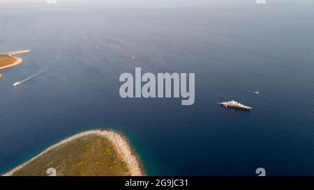 Vue aérienne des îles Pakleni Otoci sur la mer Adriatique en Croatie en juillet 2021 avec le yacht de luxe Symphony de Bernard Arnault amarré Banque D'Images