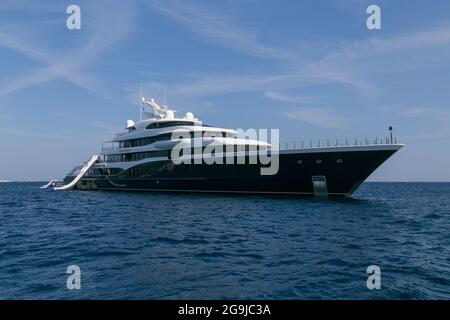 Le luxueux yacht de Bernard Arnault Symphony amarré par les îles Pakleni Otoci sur la mer Adriatique en Croatie en juillet 2021 Banque D'Images