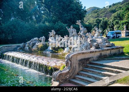 CASERTA, ITALIE - 12 JUIN 2021 : les touristes visitent les fontaines et les cascades de la célèbre Reggia di Caserta Banque D'Images