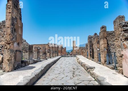 POMPÉI, ITALIE - 28 JUIN 2021 : les touristes visitent les célèbres ruines de l'ancienne ville de Pompéi, près du volcan Vésuve Banque D'Images