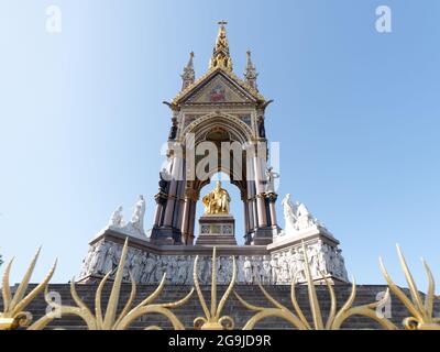 Londres, Grand Londres, Angleterre, juillet 17 2021 : l'Albert Memorial à la mémoire de Prince Albert, mari de la reine Victoria. Banque D'Images